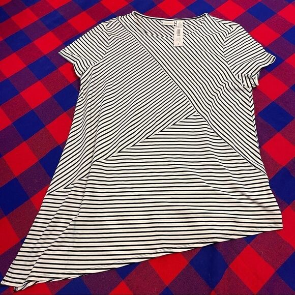 NWT Chico’s White Black Asymmetrical Tunic 3/4 Sleeve Top Size 2 NEW - Picture 4 of 8